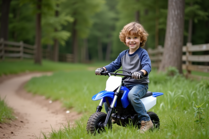 Garçon souriant en motocross sur un vélo bleu et blanc